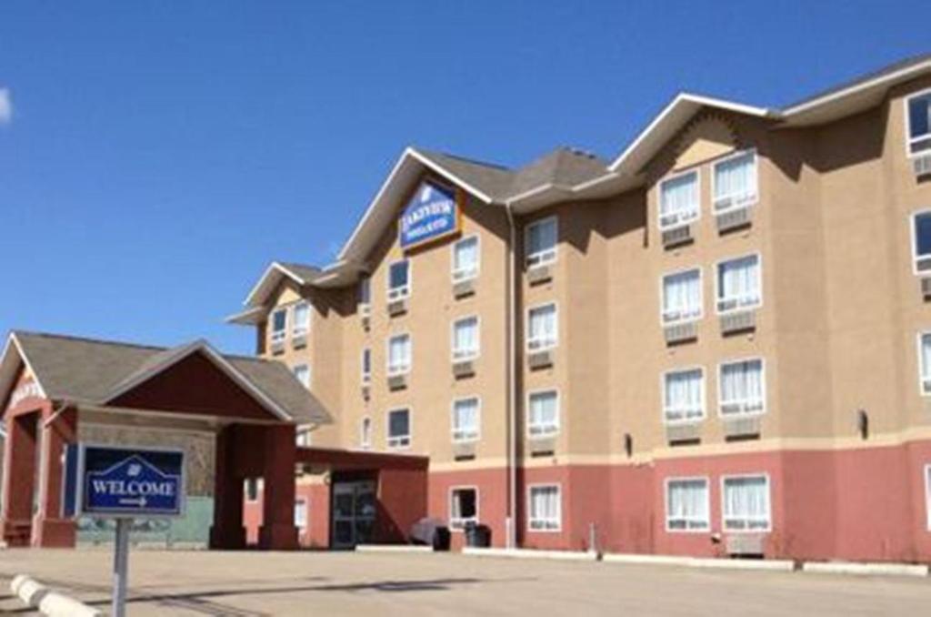 Lakeview Inns & Suites - Chetwynd Экстерьер фото
